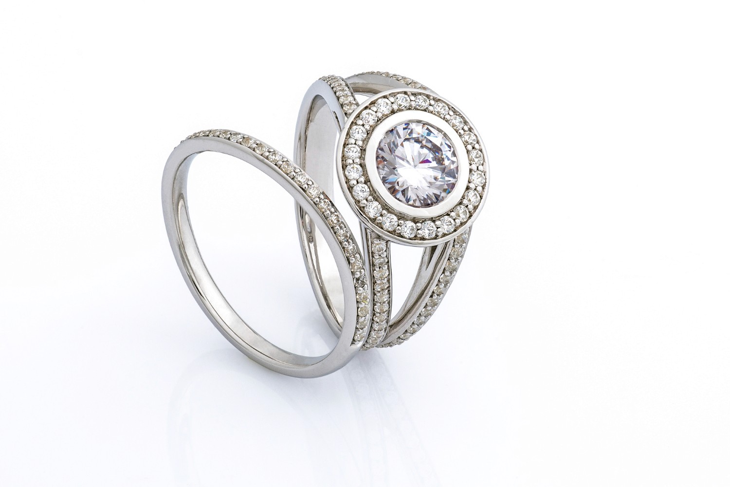 Vintage-Inspired Band in White Gold With Sapphire Accents